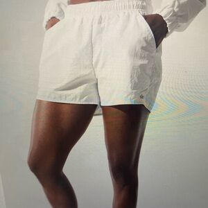 Alo Yoga Women's White Alumni Shorts size small